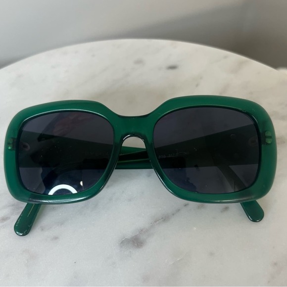BVLGARI SUNGLASSES GREEN COLOR
GOLD CREST DETAIL ON THE SIDES
